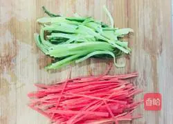 Illustration of making cold noodles with shredded chicken 1