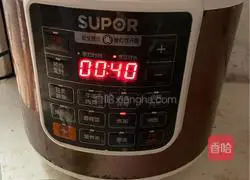 Illustration of how to make ginger, shredded mushrooms and shredded chicken porridge 8