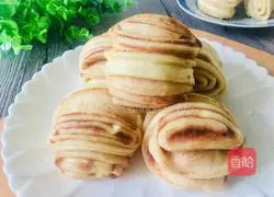 Illustration of how to make bean paste flower rolls 1