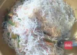 Illustration of how to make braised noodles with mung bean sprouts and eggs 8