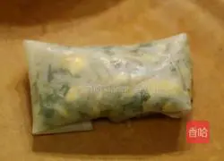 Illustration of how to make chive spring rolls 12