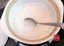 Illustration of how to make mushroom and sausage claypot rice 3