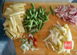 Illustration of how to make braised noodles with pork belly and beans 1