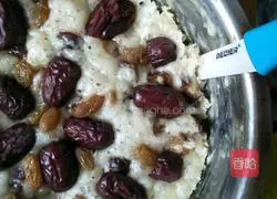 Illustration of how to make red date and raisin cake 13