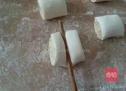 Illustration of how to make salt and pepper rolls 7