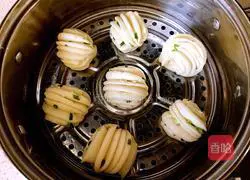 Illustration of how to make scallion rolls 15