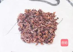 Illustration of how to make black rice, cheese and meat floss rice balls 5