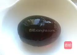 Illustration of how to make preserved egg and lean meat porridge 3