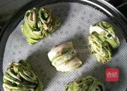 Illustration of making contrasting color ham and chive flower rolls 12