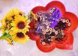 Illustration of making glutinous rice black bean Huaishan health porridge 2 