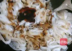 Illustration of how to make dry stir-fried sand rice noodles 4