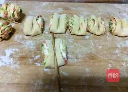 Illustration of how to make ham flower roll 4