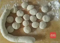 Illustration of how to make fresh meat pot stickers 6