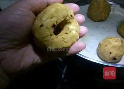 Illustration of making red date, chestnut and cornmeal steamed buns 6