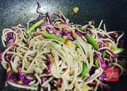 Eating Rice Noodles in Various Ways - Illustration of How to Make Black Pepper Fried Rice Noodles 9