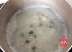 Illustration of how to make preserved egg porridge 4
