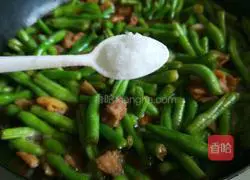 Illustration of how to make braised beans and noodles in iron pot 13