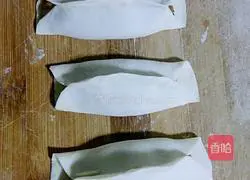 Illustration of how to make mushroom and chicken pot stickers 12