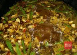 Illustration of how to make braised beans and noodles 9