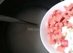 Illustration of how to make salted duck egg white, ham sausage and white rice porridge 5