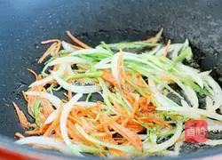Illustration of how to make fried rice noodles with black pepper and shredded pork 11