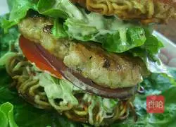 Illustration of how to make instant noodle burger 17