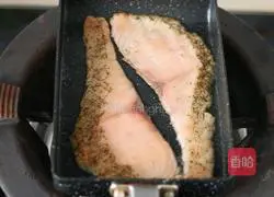 Illustration of how to make egg and salmon rice balls 3