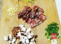 Illustration of Sichuan Sausage and Mushroom Braised Rice 2