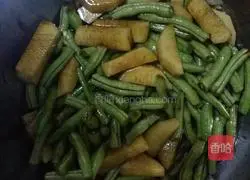 Illustration of how to make braised noodles with potatoes and beans 3