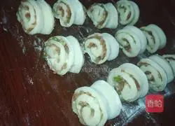 Illustration of how to make green onion rolls 9