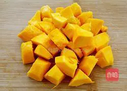 Illustration of how to make red date and pumpkin hair cake 1