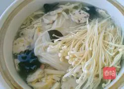 Illustration of how to make rice noodles across the bridge 6