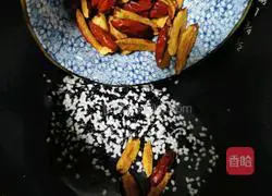 Illustration of how to make sweet potato and black rice porridge 5