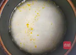 Illustration of how to make sausage claypot rice 4