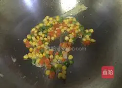 Illustration of how to make baked rice with shrimps and vegetables 4