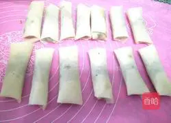 Illustration of how to make spring rolls stuffed with shepherd's purse 9