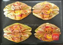 Illustration of how to make colorful large flower rolls 16