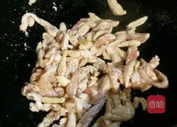 Illustration of how to make braised noodles with shredded chicken and beans 4