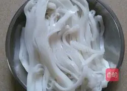 Illustration of how to make braised rice noodles 1