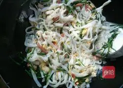 Illustration of how to make stir-fried rice noodles with chives 5