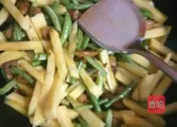 Illustration of how to braise noodles in iron pot 6