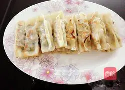 Illustration of how to make leek and meat pot stickers 7