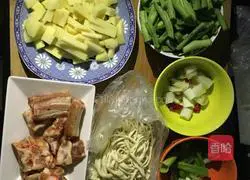 Iron pot Illustration of how to make braised pork ribs and noodles 1