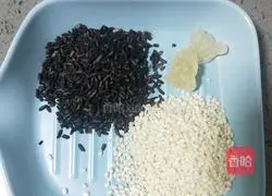 Illustration of how to make fragrant and glutinous purple rice porridge 1