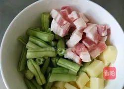 Illustration of how to make braised rice with beans and potatoes 1