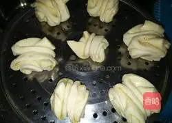 Illustration of how to make salt and pepper flower rolls 11