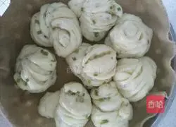 Illustration of how to make milk-flavored flower rolls 7