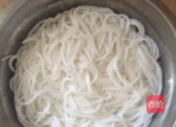 Yunnan Cross-Bridge Rice Noodles Illustration 4