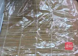 Illustration of how to make black rice balls 2