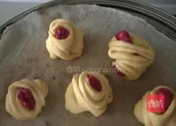Illustration of how to make pumpkin flower rolls 9